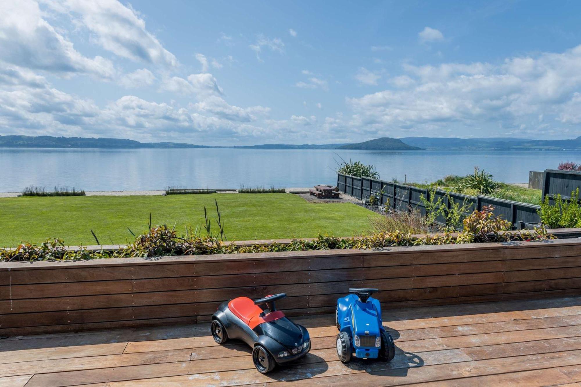 Jandals & Joy Lakefront Retreat Rotorua Exteriör bild