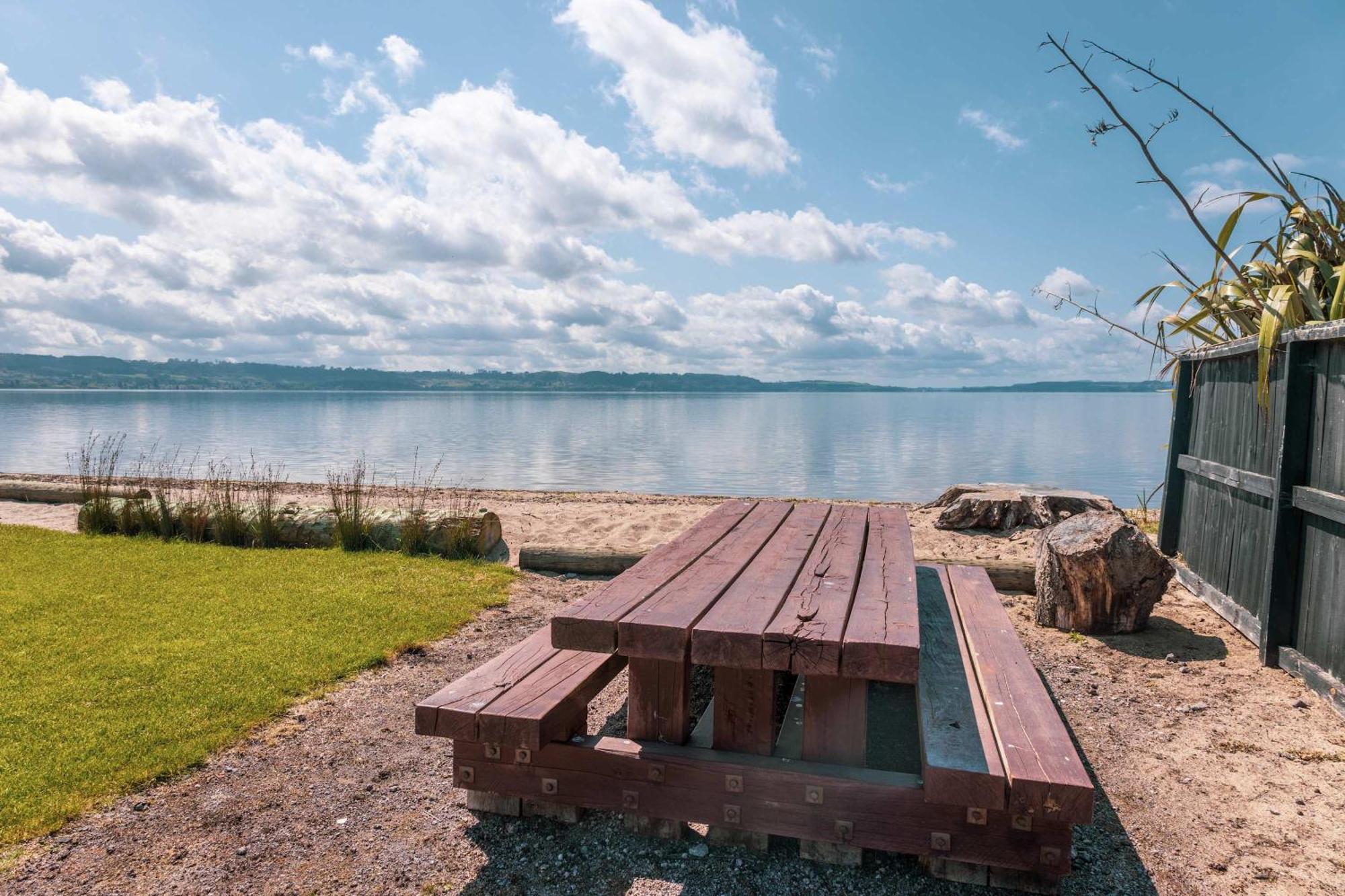 Jandals & Joy Lakefront Retreat Rotorua Exteriör bild