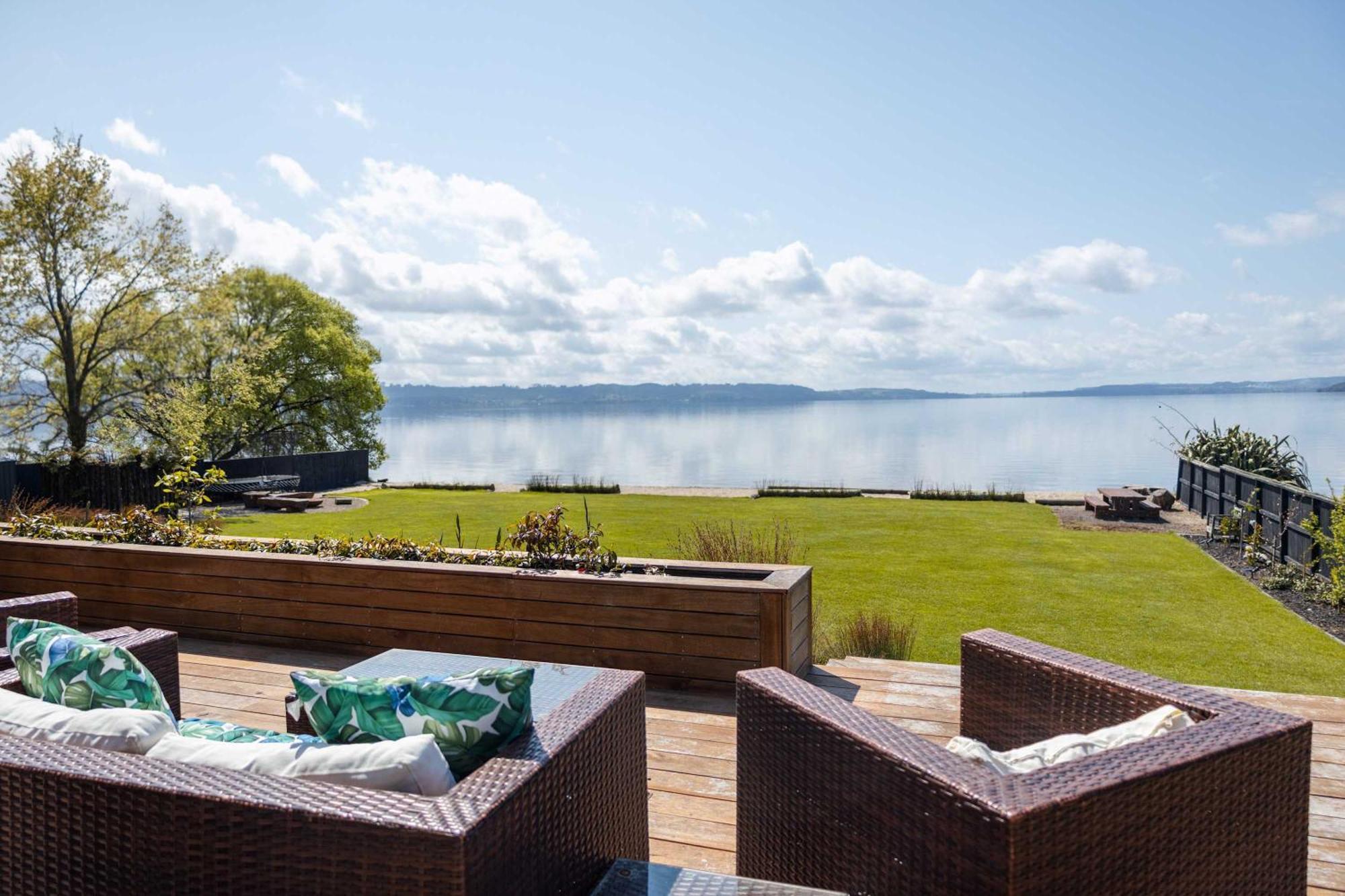 Jandals & Joy Lakefront Retreat Rotorua Exteriör bild